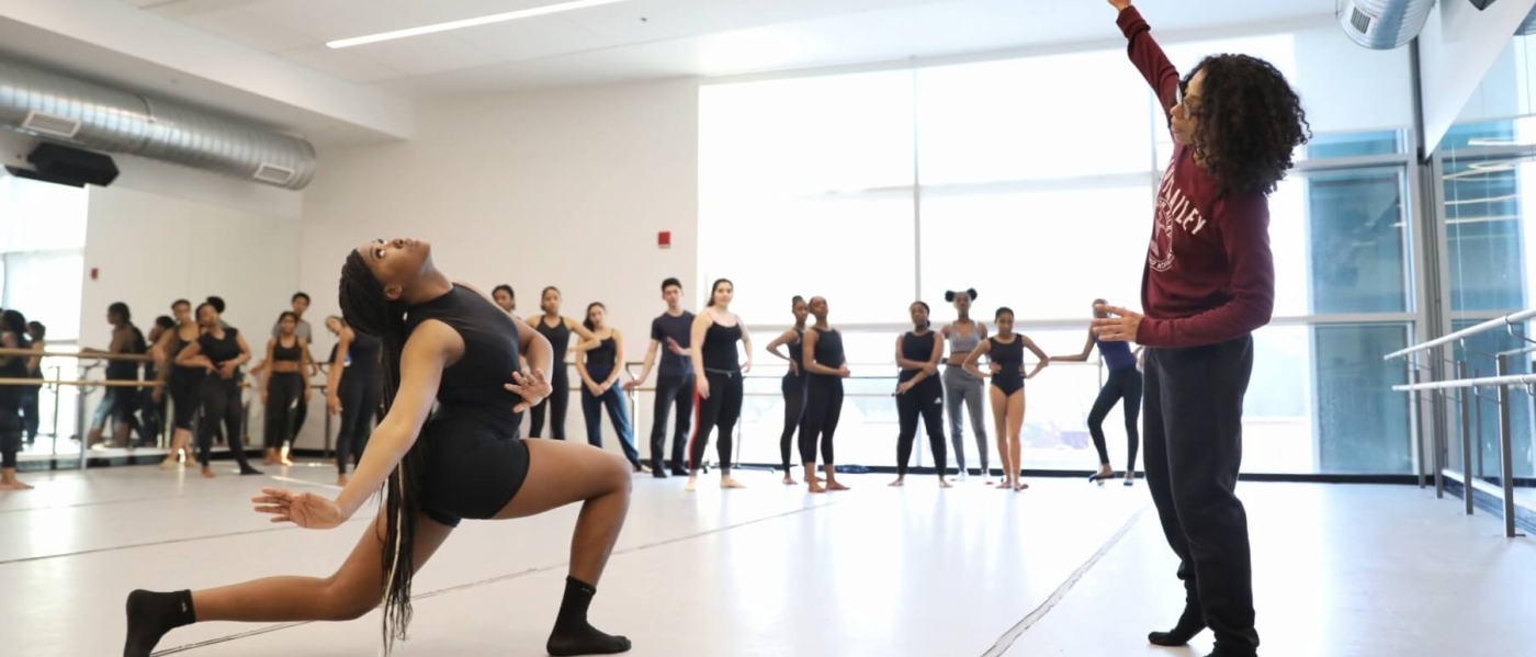 Lisa Johnson Willingham teaching a class at Ailey Extension