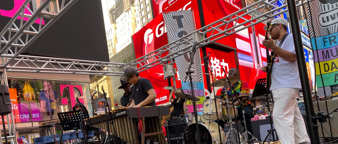 Richie Goods and Chien Chien Lu performing live in Times Square as part of Jazz in Times Square